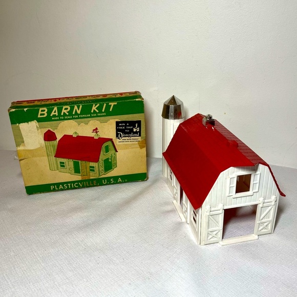 Plasticville Barn Kit with Red Roof. Model trains or any village accessory - Picture 1 of 7